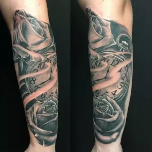 realistic Rosen und Taschenuhr Tattoo München