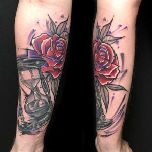 trashige Sanduhr und Rose Tattoo vom surface Tattoo studio münchen