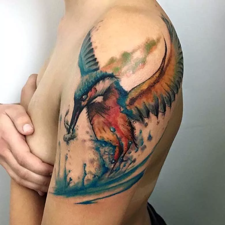 Bunter Eisvogel Watercolor Tattoo am Arm tattoostudio münchen
