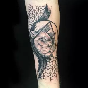 Löwenkopf Tattoo mit Geometrie tattoostudio münchen