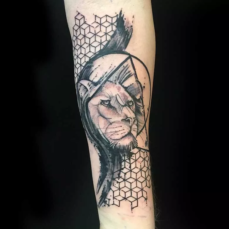 Löwenkopf Tattoo mit Geometrie tattoostudio münchen