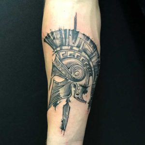 Sketchy Spartaner Helm Tattoo vom surface Tattoo studio münchen