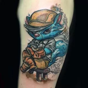 Blauer Skunk im sketchy Cartoon-Stil-Tattoo München