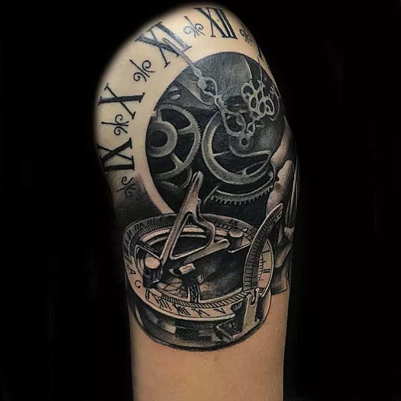 realistic Uhr Tattoo mit Kompass