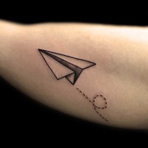 fineline Papierflieger vom surface Tattoo studio münchen