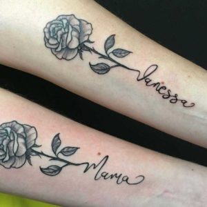 Dotwork Rose mit Schrift Surface München Tattoo