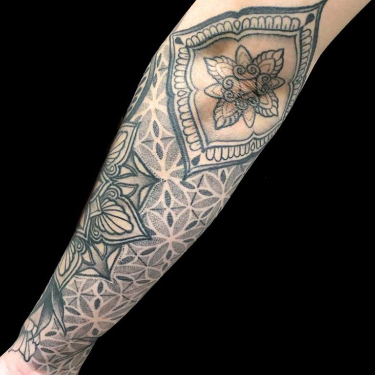 mandala pattern dotwork tattoo münchen