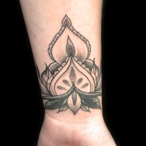handgelenk mandala dotwork tattoo münchen vom surface Tattoo studio münchen