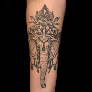 mandala elefant dotwork tattoo am unterarm vom surface tattoo studio münchen