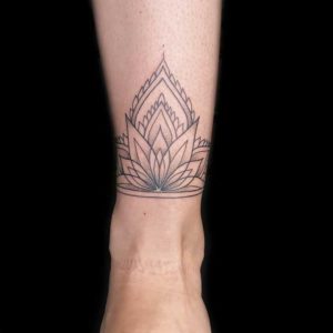 mandala fineline tattoo am fussgelenk vom surface tattoo studio münchen