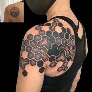 Hexagon-Muster-Schulter-Tätowierung tattoostudio münchen