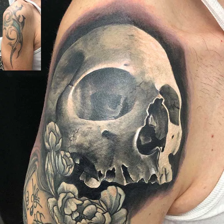 Cover Up Schädel Tattoo mit Blumen tattoostudio münchen