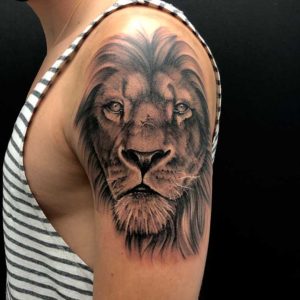 realistiches löwen tattoo münchen vom surface Tattoo studio münchen