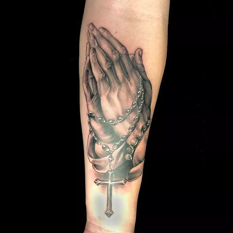 realistic betende hände tattoo münchen