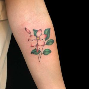 fineline farbiges blumen tattoo münchen