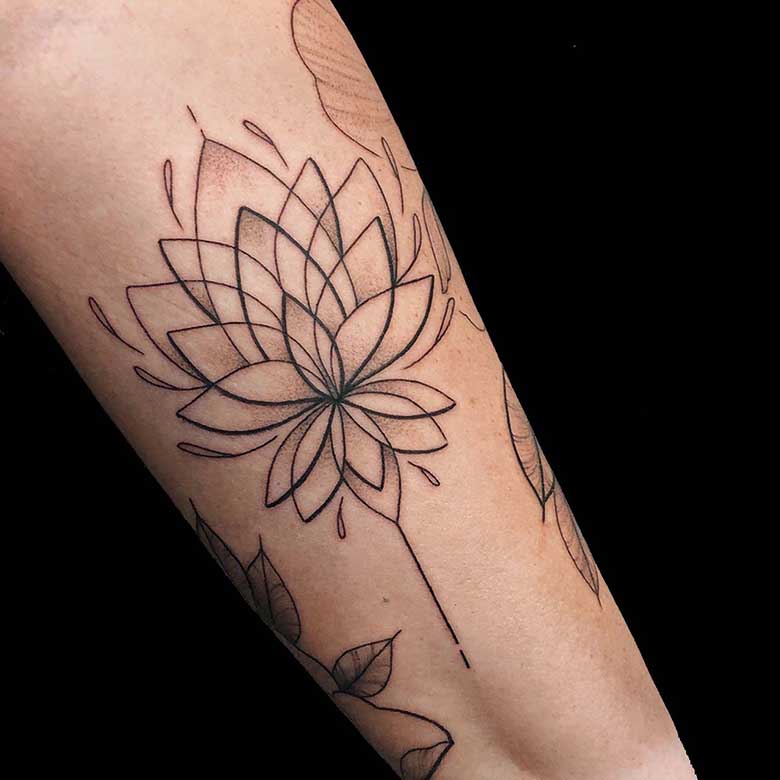 whip shading lotusflower tattoo München tattoostudio