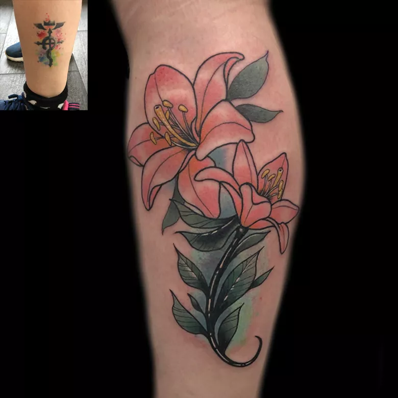 Cover Up Tattoo mit einer Neotraditional Blume