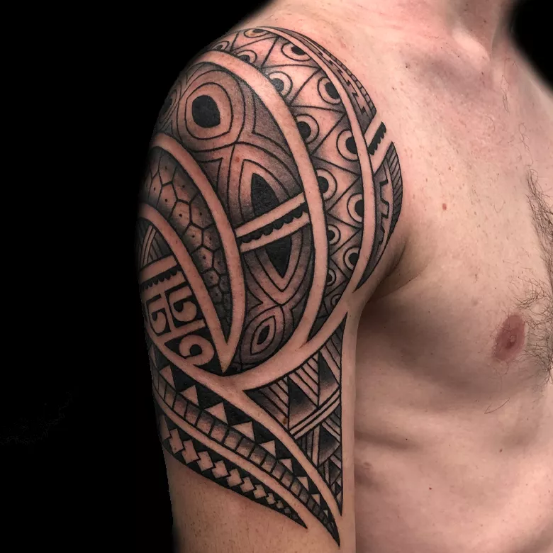 Maori Tattoo auf dem Oberarm