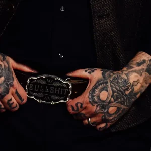 Die Hände von Alex im Surface Tattoo Studio München