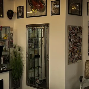 Studio mit Bildern und Spiegeln
