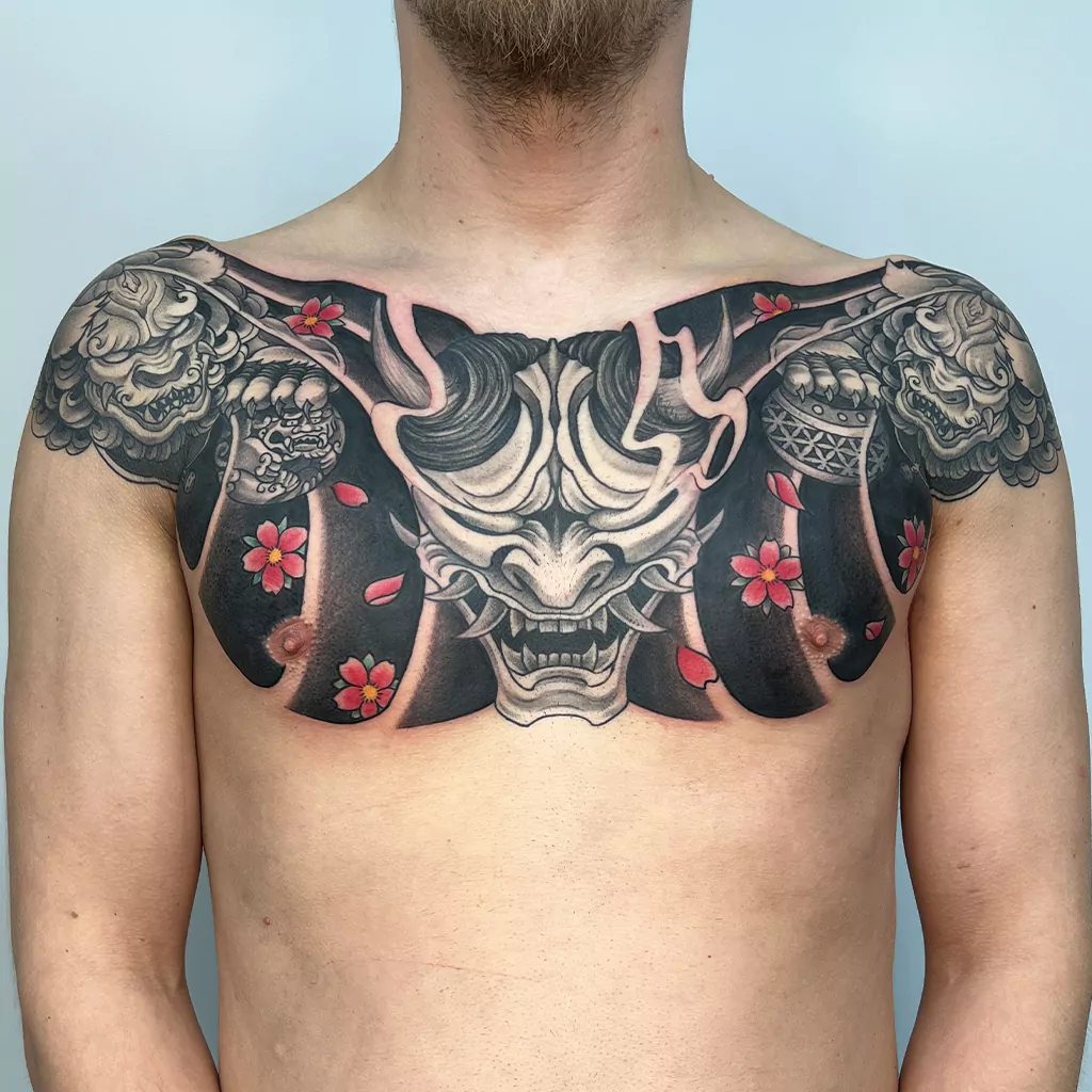 Asia Brust Tattoo mit Hanja Maske, Foo Dogs und Kirschblüten - München