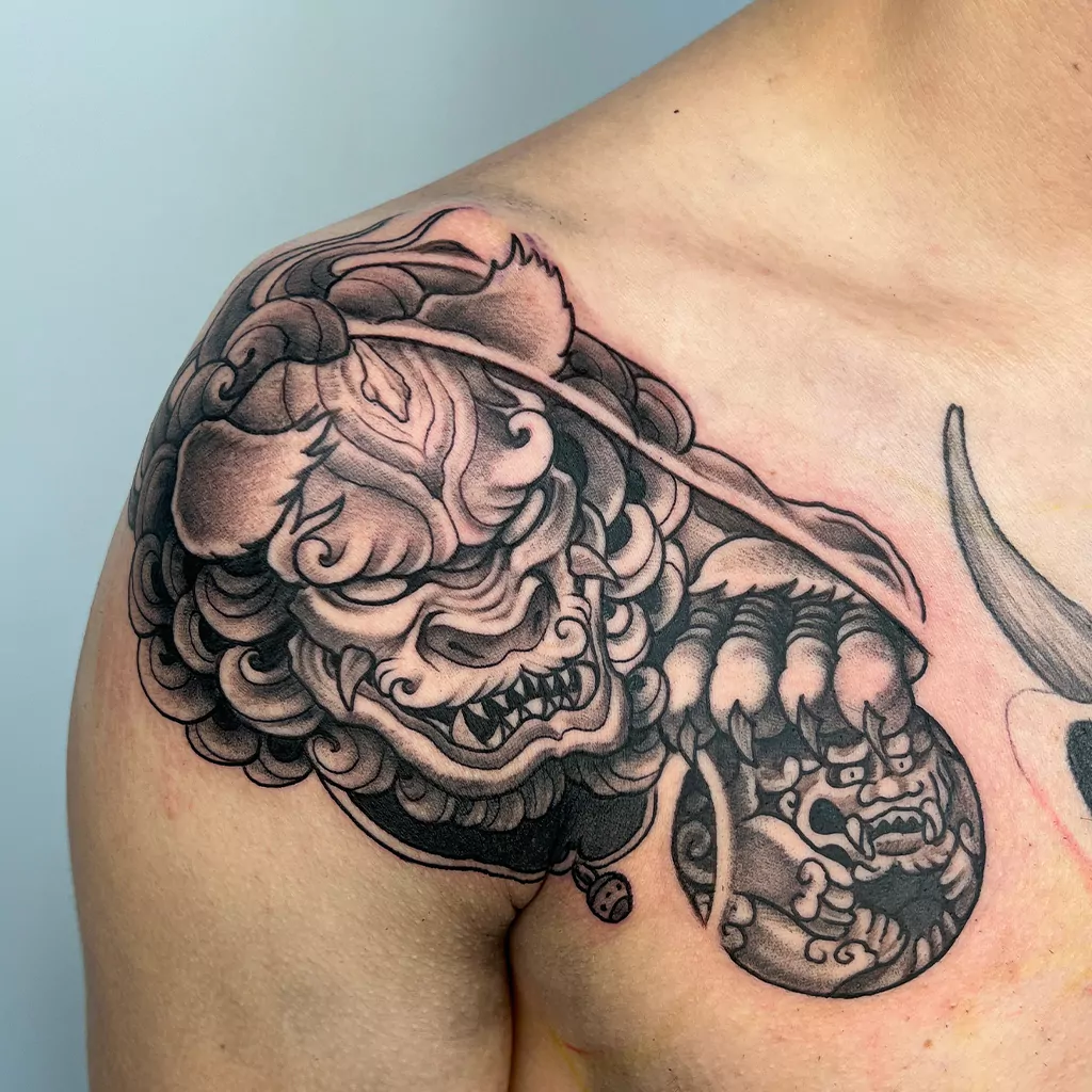 Asia Schulter Tattoo eines Foo Dogs - München