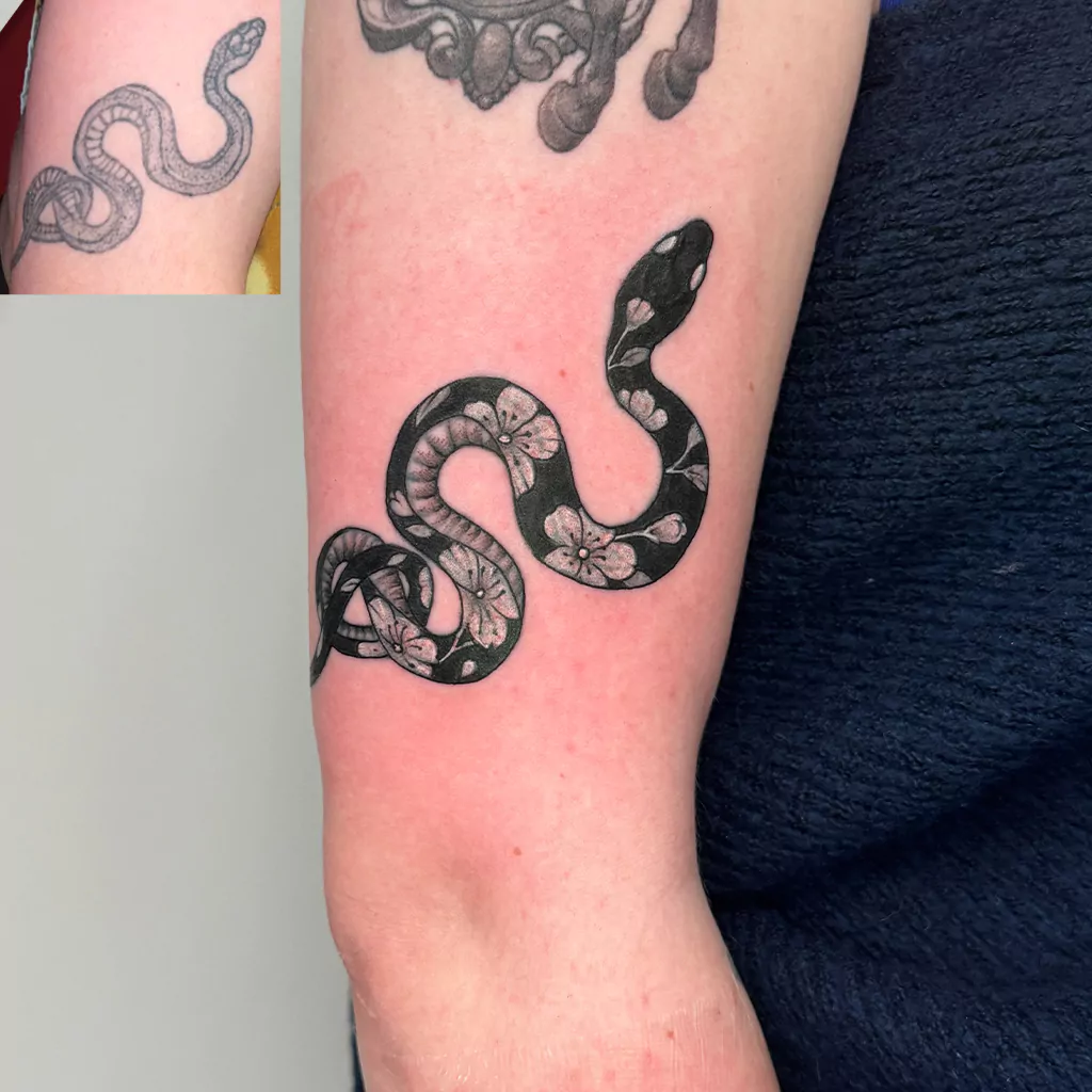 Cover Up Tattoo einer kleinen Schlange - München