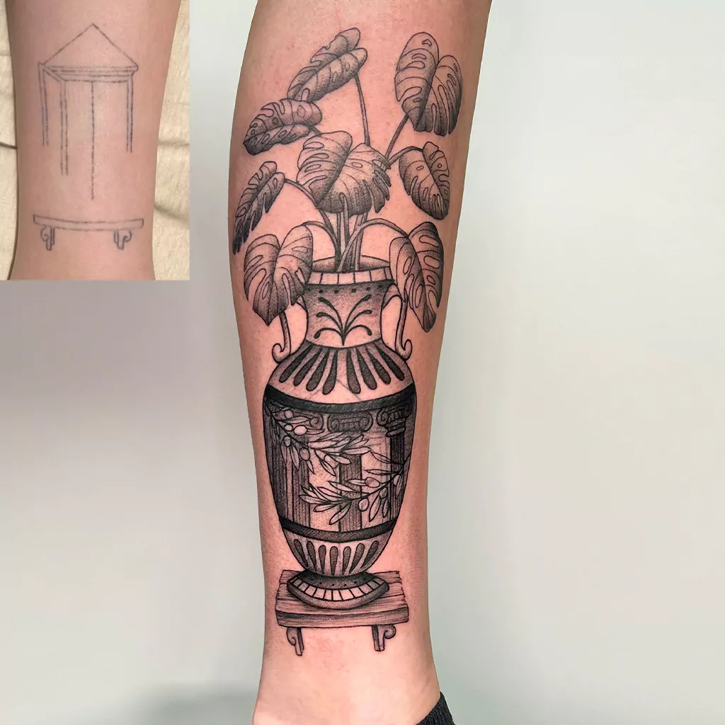 Cover Up Tattoo am Bein mit einer Vase und Blumen - München