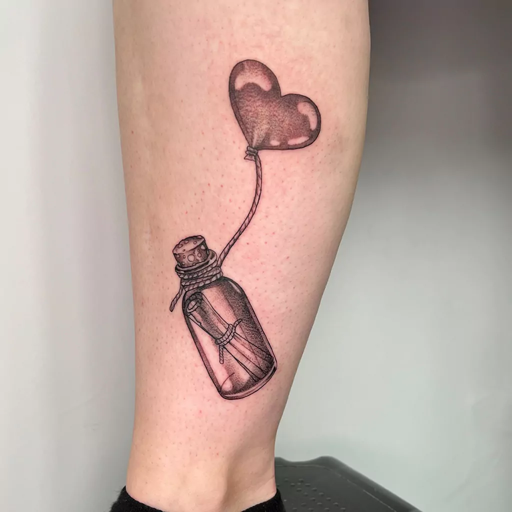 Herzballon an Flaschenpost Tattoo - Fineline Tattoo München