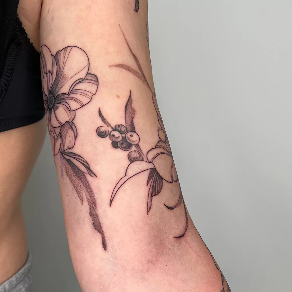 Blumentattoo am Arm - Fineline Tattoo München