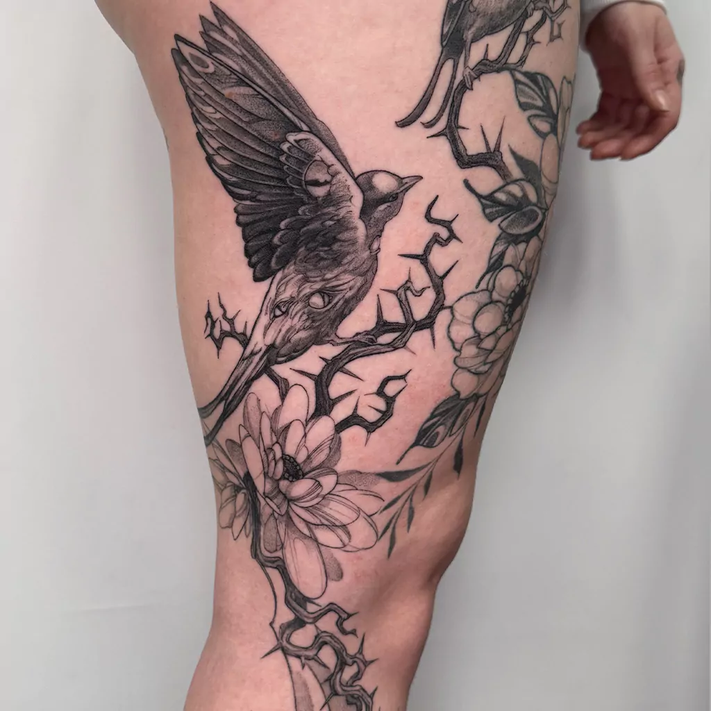 Vogel und Dornen Tattoo - Fineline Tattoo München