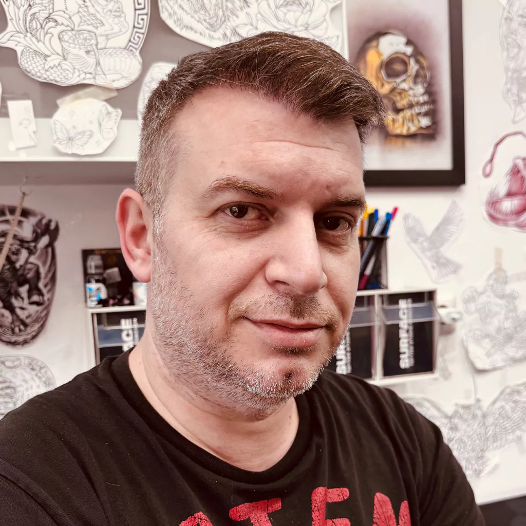 Perica Tätowierer im Surface Tattoo Studio München