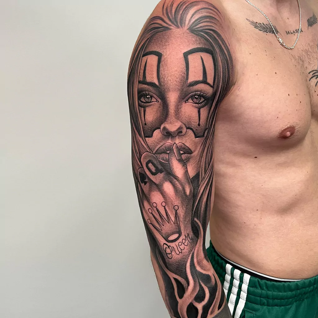 Chicano Mädchen Tattoo auf Arm - München