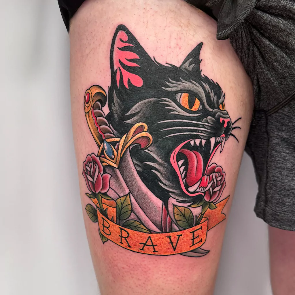 Neotraditional Katzen Tattoo mit Messer - München