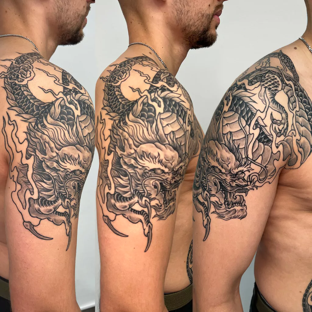 Asia Tattoo Drachen um die Schulter