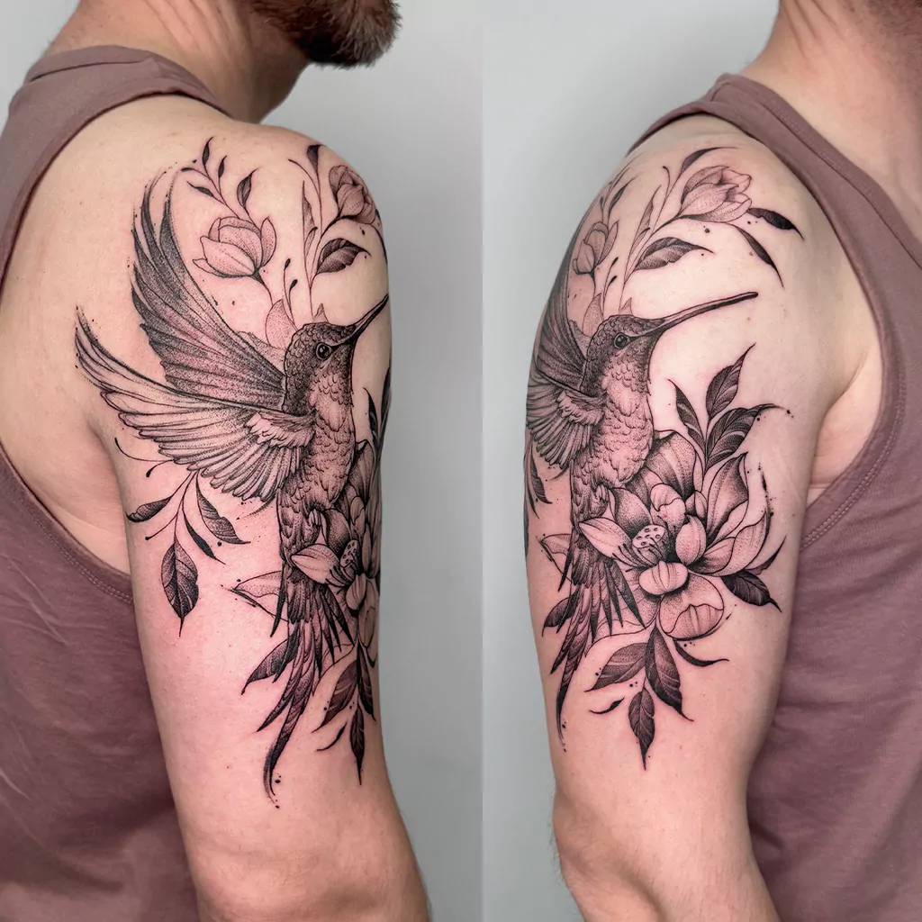 fineline tattoo eines Kolibri mit floralen Elementen