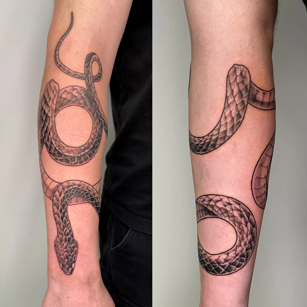 fineline tattoo einer Schlange auf dem Unterarm