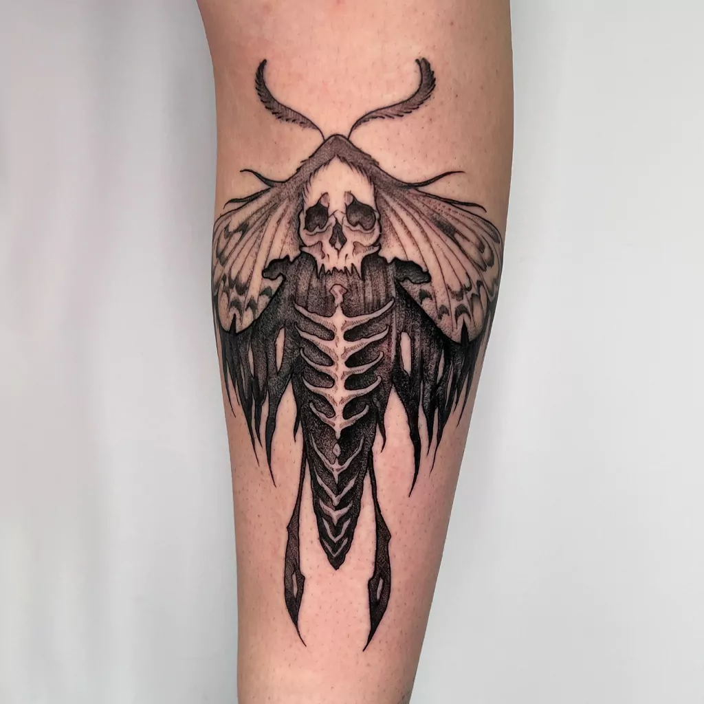 fineline tattoo einer Motte mit Skull
