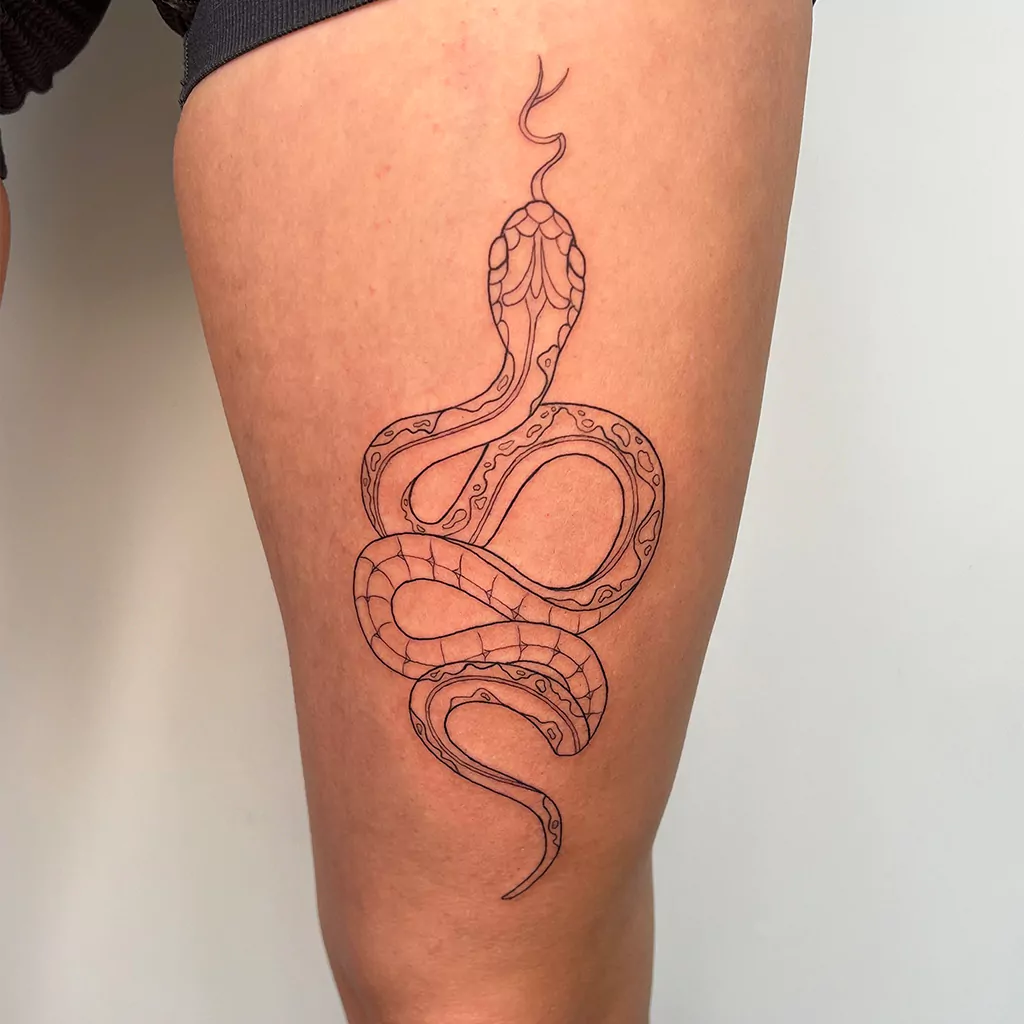 fineline tattoo Schlange auf dem Oberschenkel