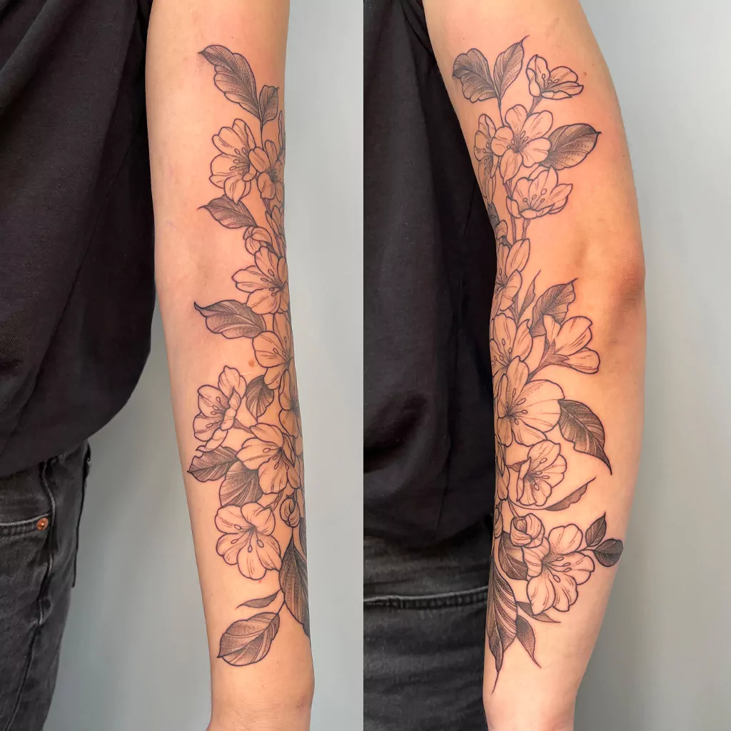 fineline tattoo Blümchen auf dem Arm