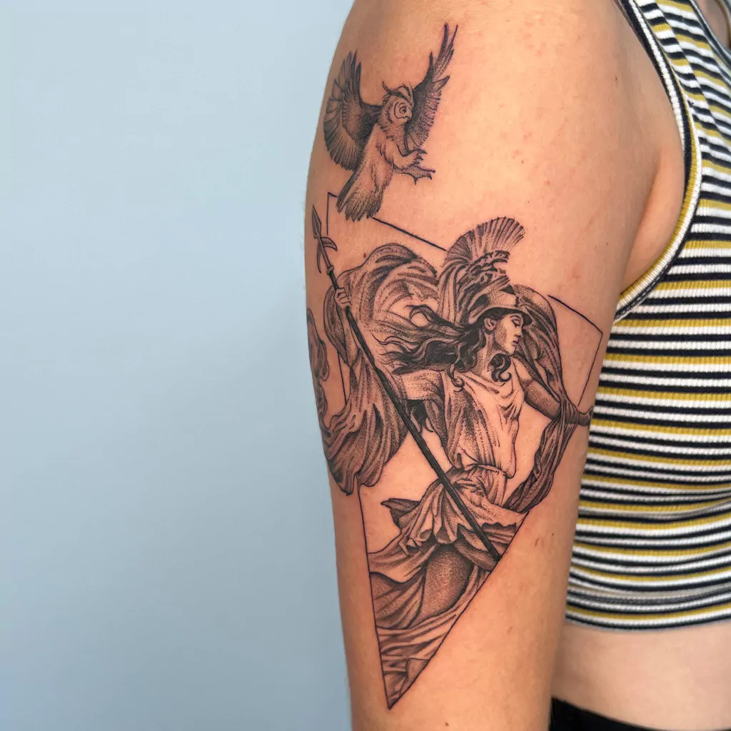 fineline tattoo Athene mit whip shading auf dem Oberarm
