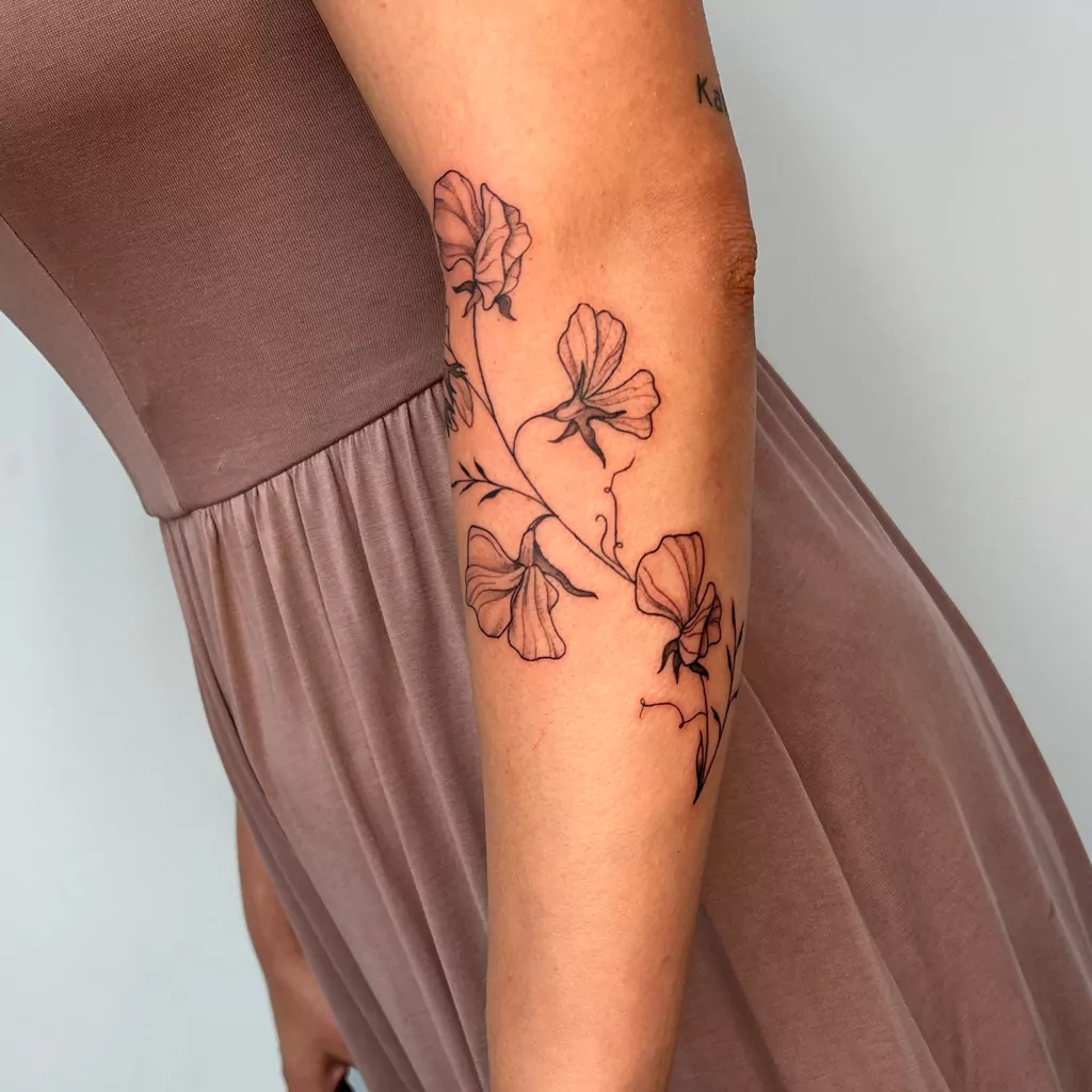 fineline tattoo Blümchen auf dem Unterarm