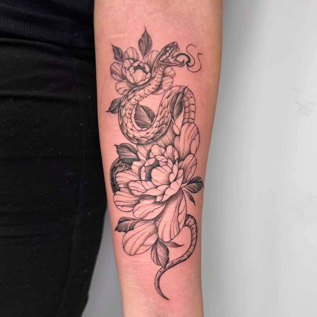 fineline tattoo mit Schlange und Pfingstrose