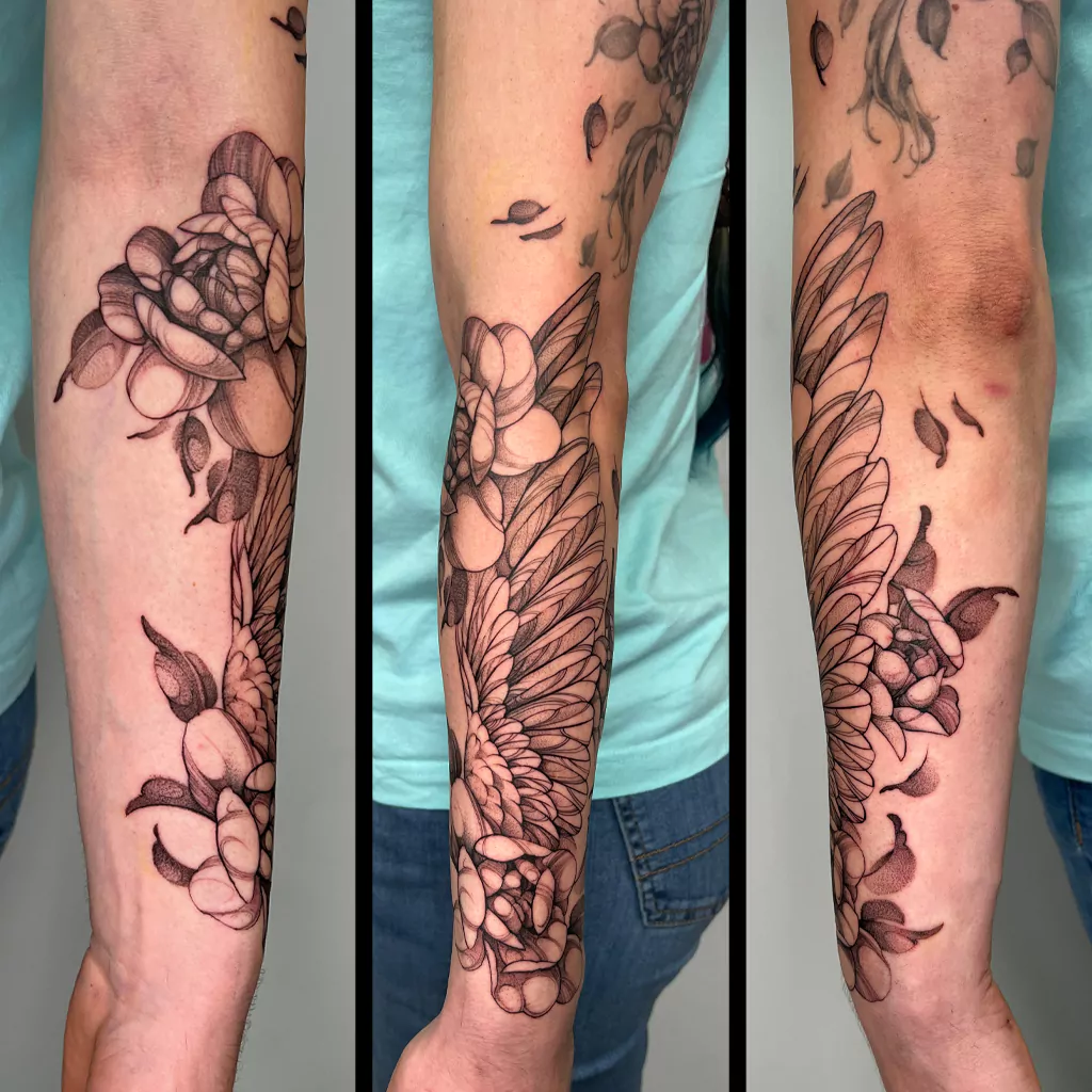 Fineline Tattoo eines Flügels und floralen Elementen