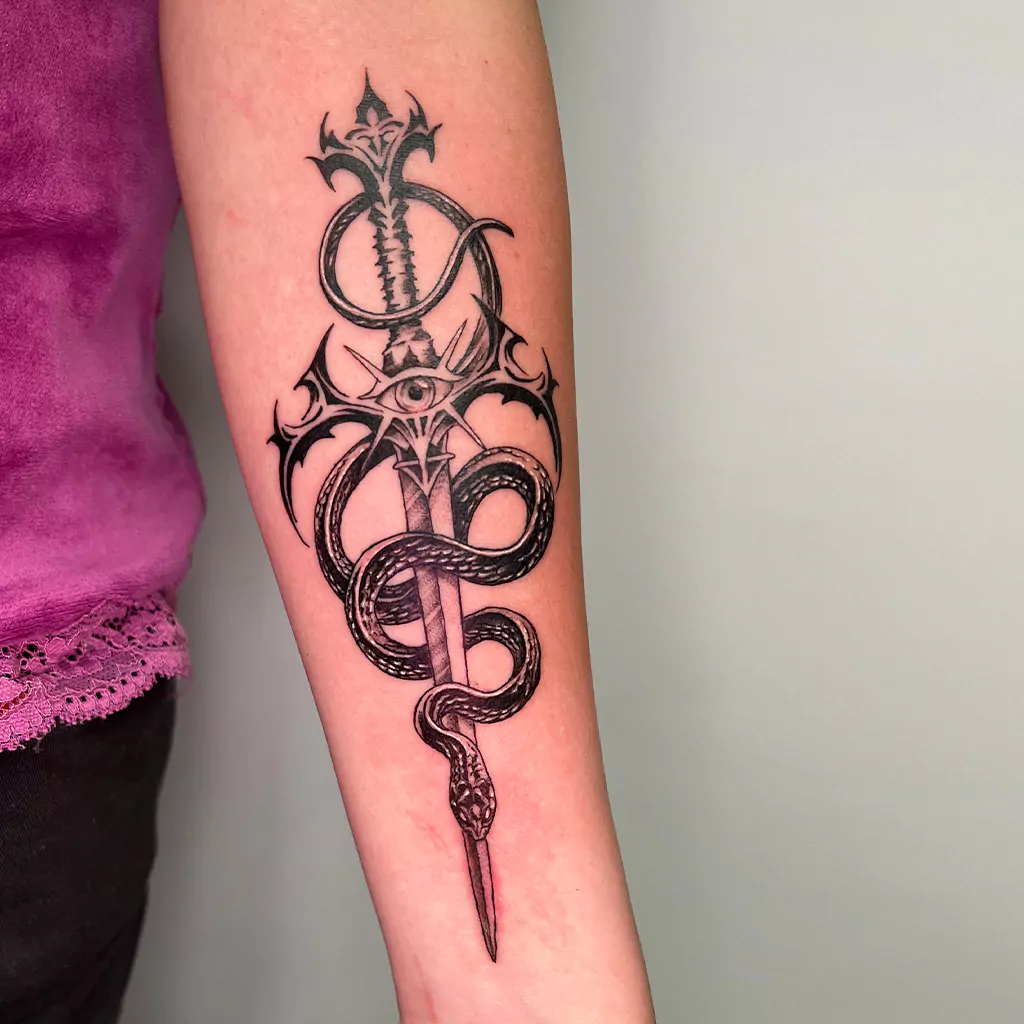 Blackwork Tattoo Messer mit Schlange auf dem Unterarm