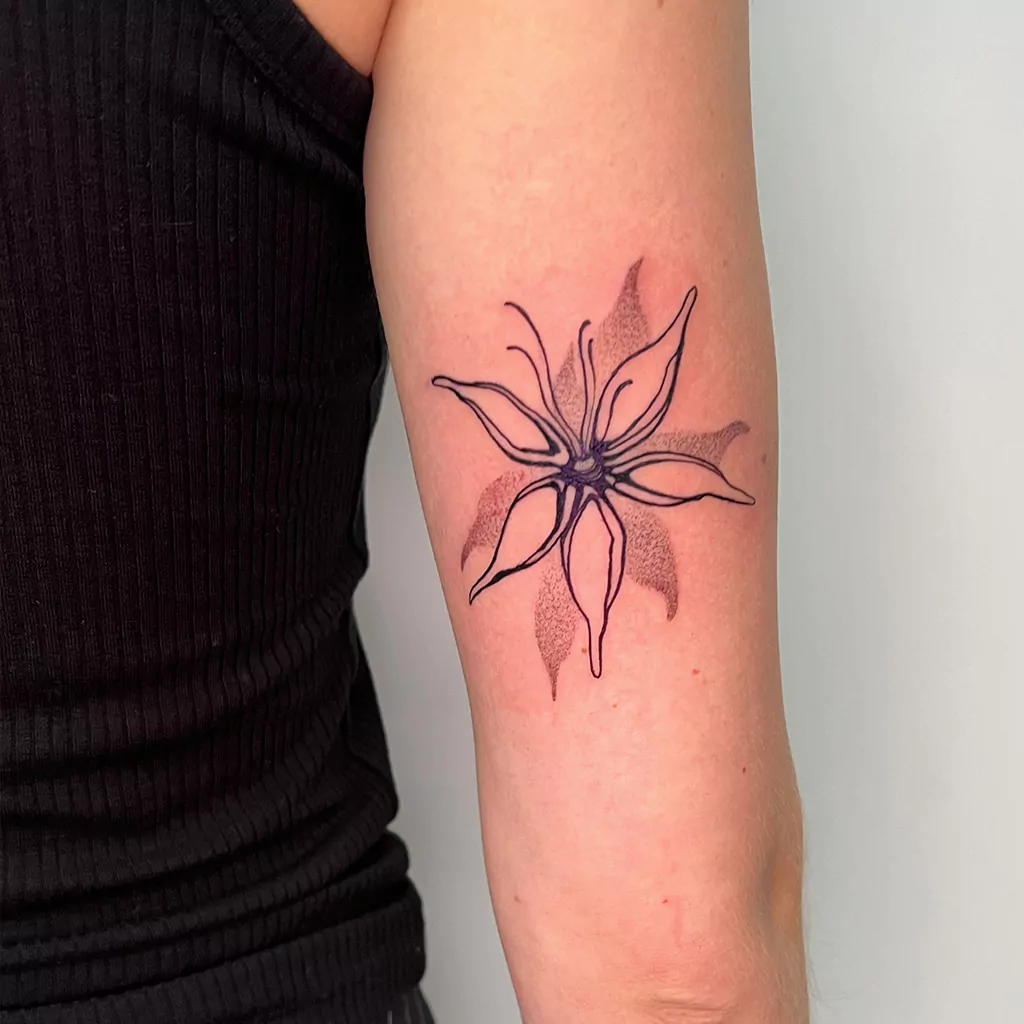 Blumen Tattoo mit Dotwork am Oberarm