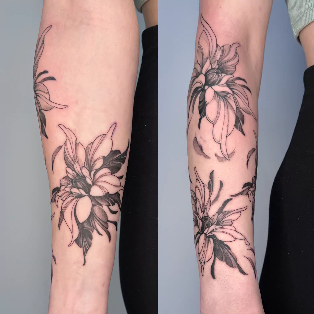 Fineline Blumen Tattoo mit dunklen Blättern für starken Kontrast