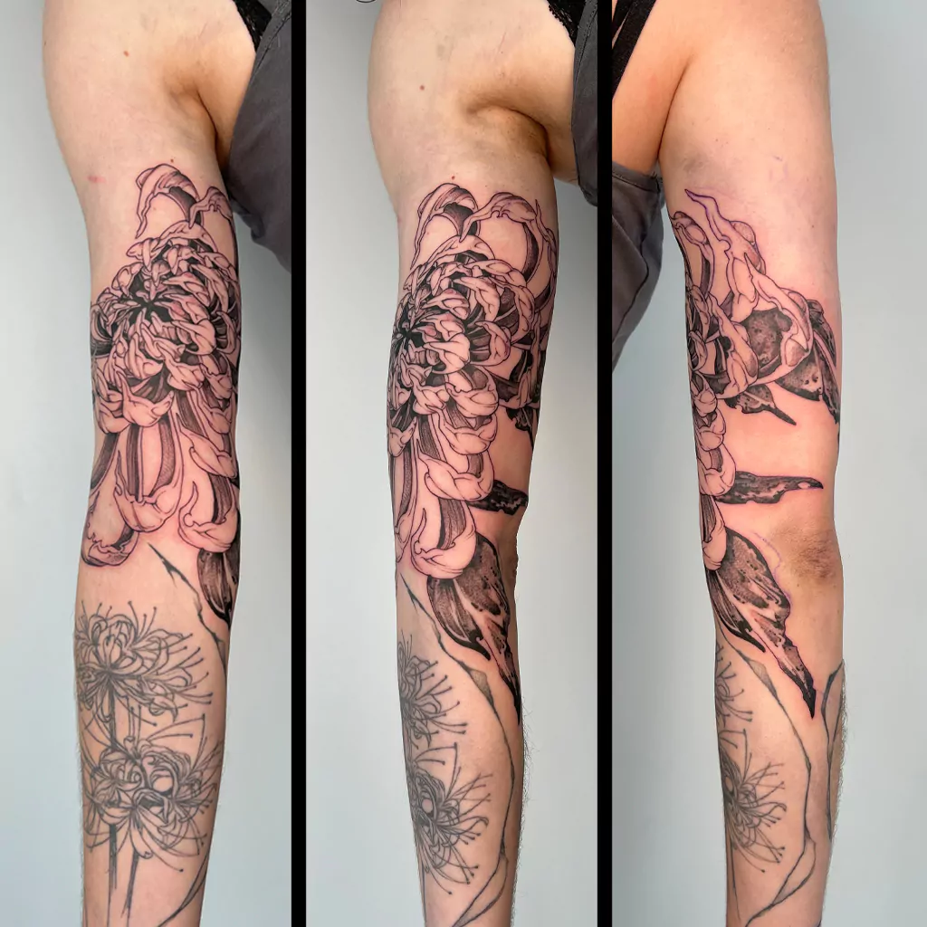 fineline tattoo große Chrysantheme auf dem Oberarm