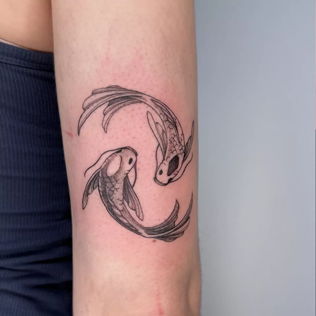 Fineline Tattoo zweier kois als Ying Yang Symbol