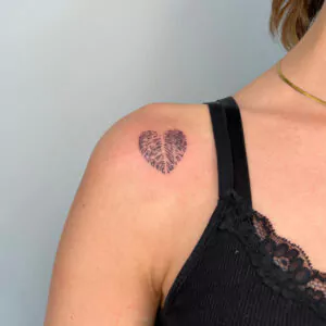 fineline tattoo Fingerabdrücke in Herzform